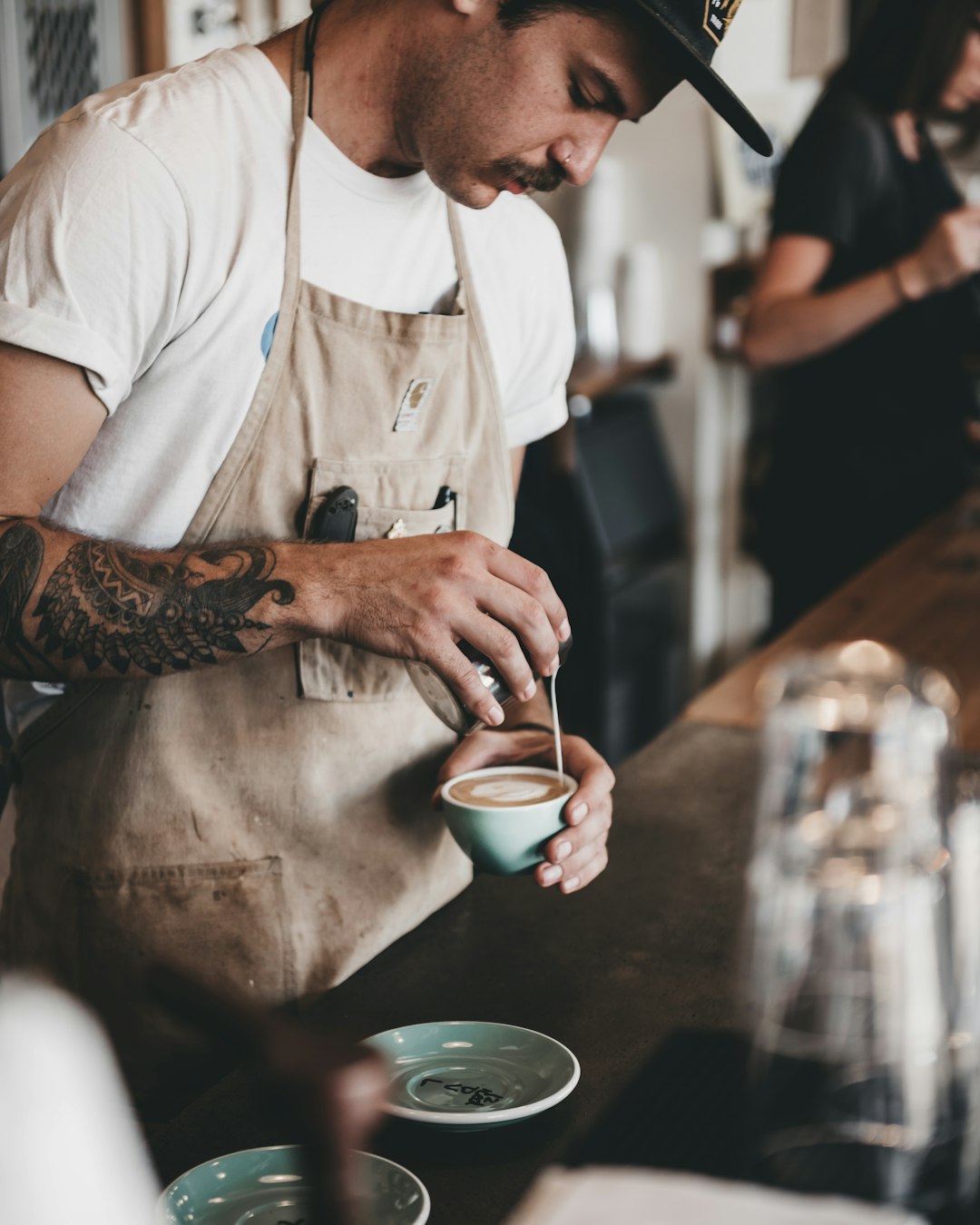 Barista bei der Kaffeezubereitung